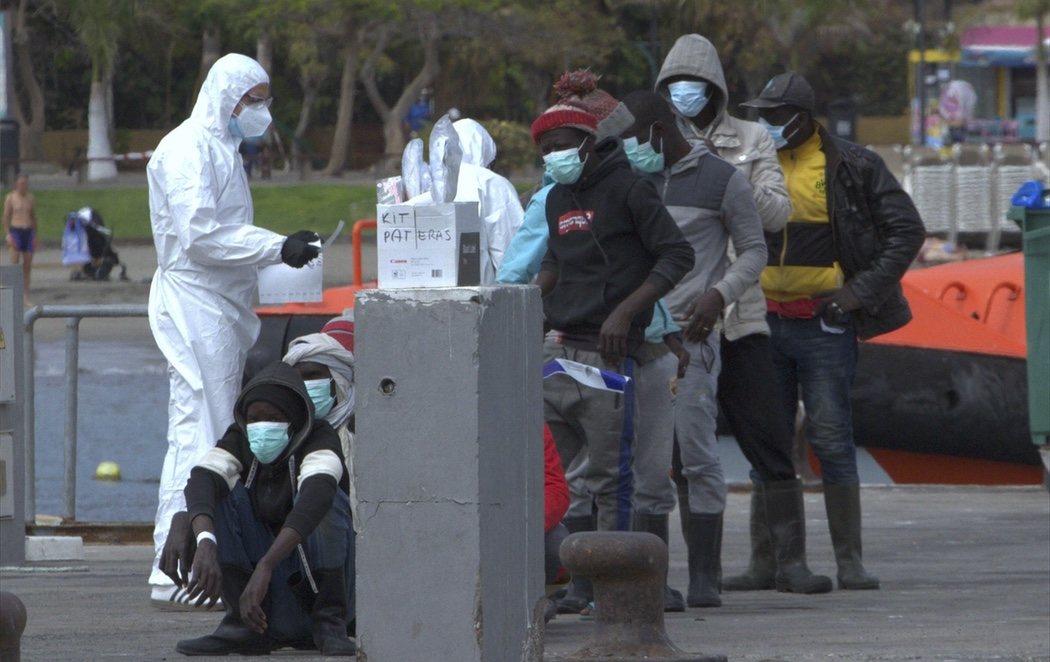 Logran salvar la vida 13 hombres de Malí tras llegar a Tenerife después de diez días por sus medios en un cayuco