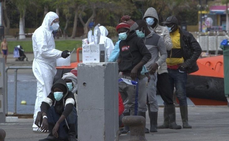 Logran salvar la vida 13 hombres de Malí tras llegar a Tenerife después de diez días por sus medios en un cayuco