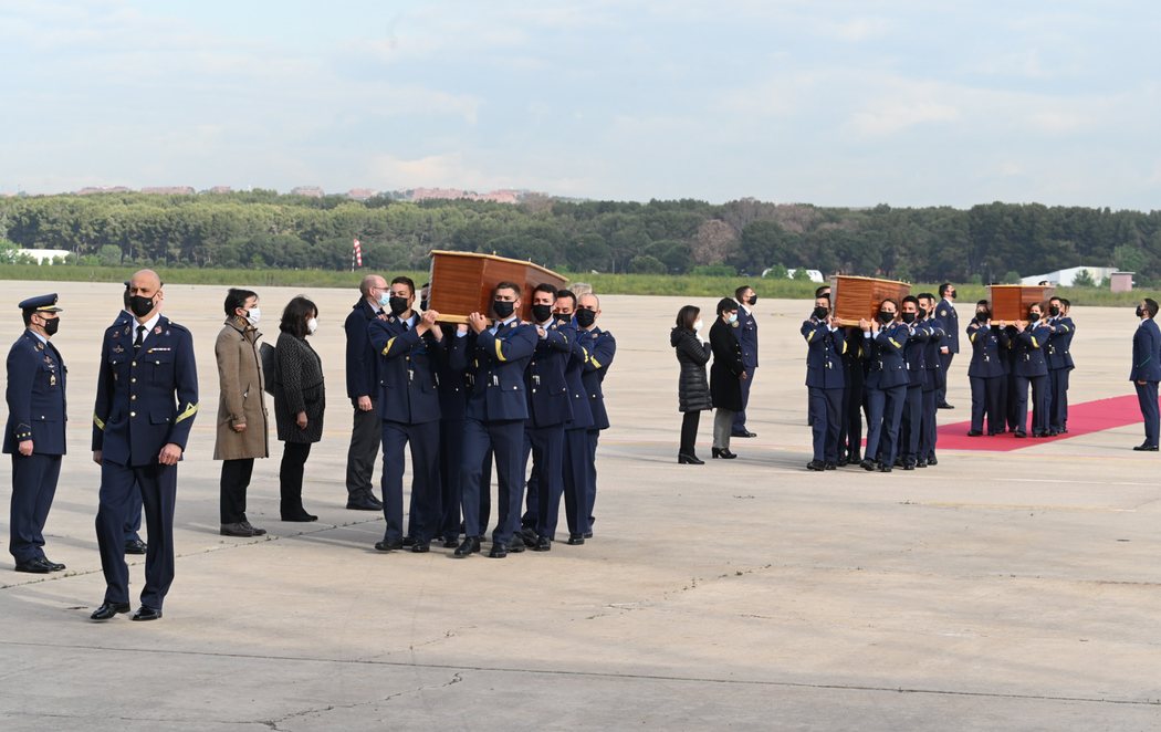 Los cuerpos de David Beriain y Roberto Fraile, asesinados en Burkina Faso, llegan con honores a España