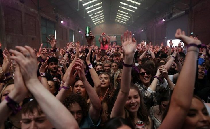 Liverpool acoge un festival de música sin mascarillas ni distancia social