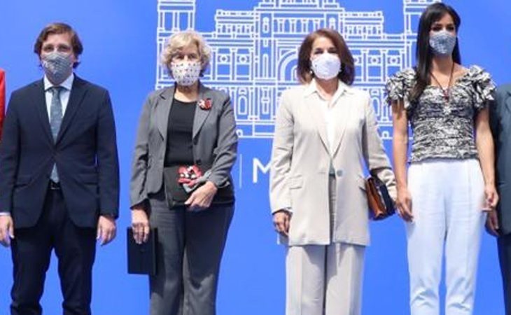 Manuela Carmena y Ana Botella reciben la medalla de honor de Madrid