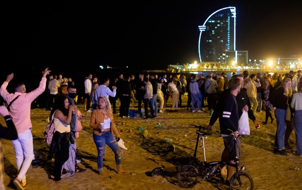 Aglomeraciones y botellones en Barcelona teniendo que desalojar a 9.000 personas