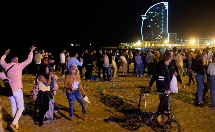 Aglomeraciones y botellones en Barcelona teniendo que desalojar a 9.000 personas