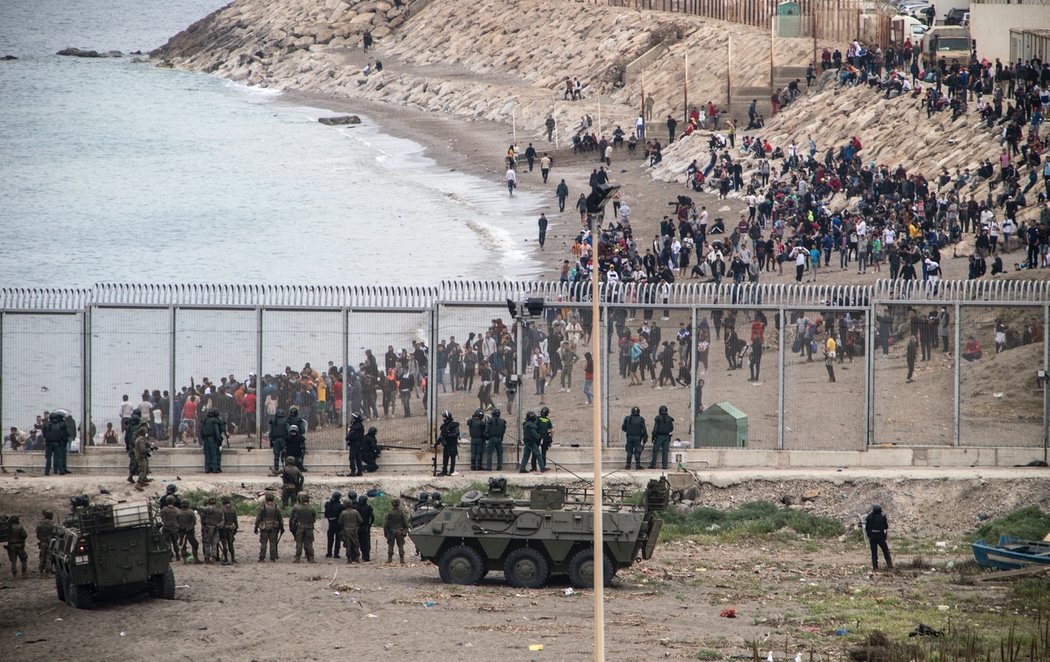 El Ejército actúa en Ceuta ante la crisis migratoria