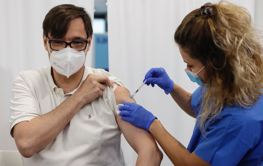Salvador Illa (ahora sí) recibe la vacuna y desmonta el bulo del PP de que ya la había recibido