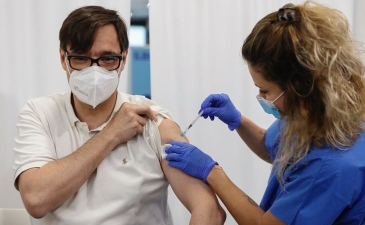 Salvador Illa (ahora sí) recibe la vacuna y desmonta el bulo del PP de que ya la había recibido