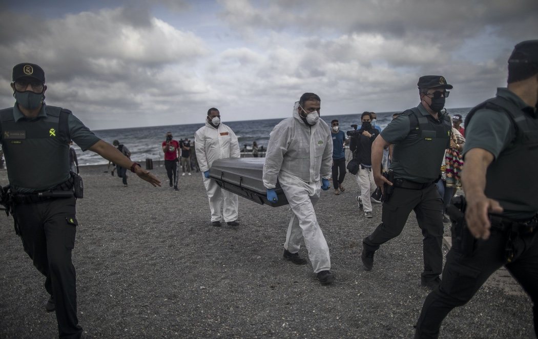 El cuerpo hallado en la playa del Tarajal es de un menor magrebí de unos 16 años