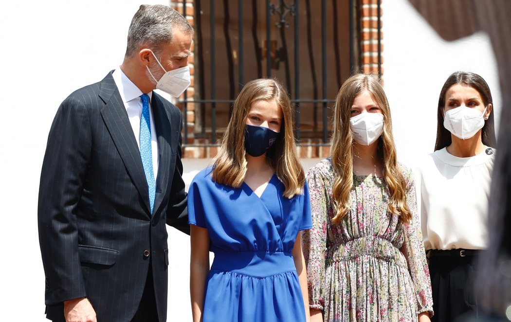 La princesa Leonor celebra su confirmación con el rey Felipe como padrino