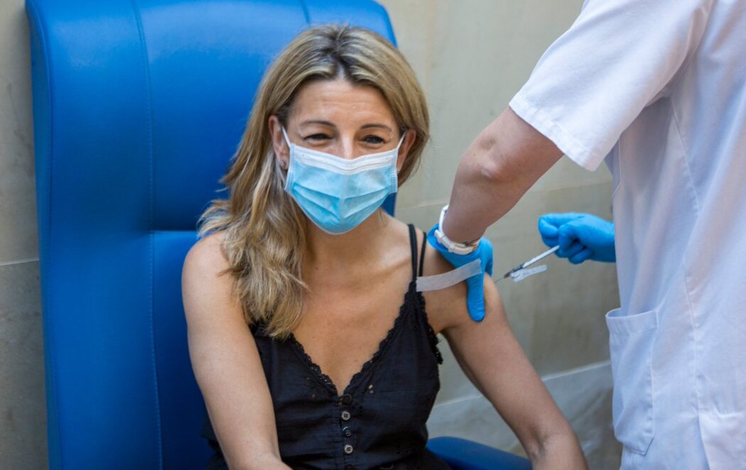 Yolanda Díaz recibe la primera dosis de la vacuna contra el coronavirus