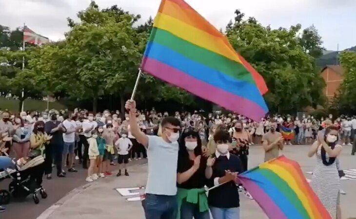 Marcha masiva en Basauri contra la agresión homófoba
