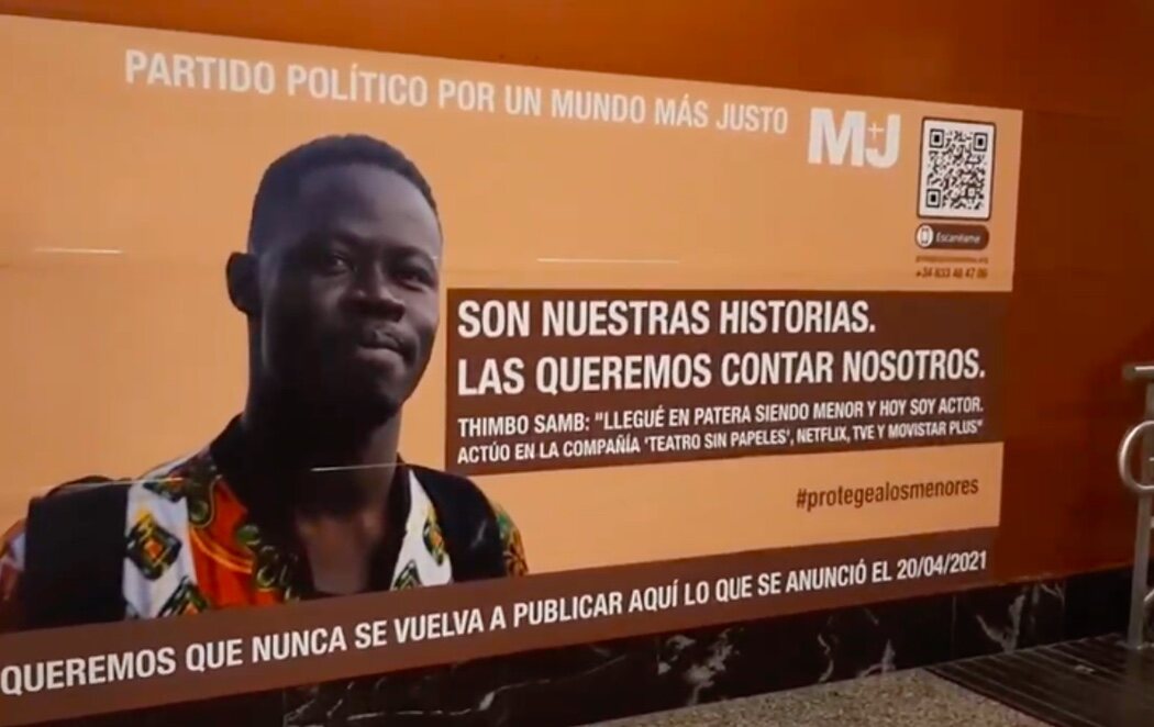 Colocan un cartel en defensa de los menores no acompañados en Sol en el mismo lugar que lo hizo VOX