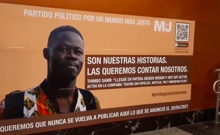 Colocan un cartel en defensa de los menores no acompañados en Sol en el mismo lugar que lo hizo VOX