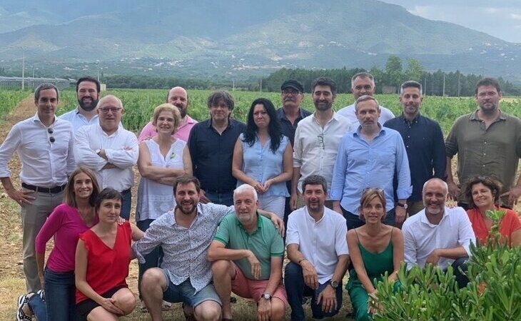 Critican a Puigdemont y Pilar Rahola por organizar una paella de verano en plena quinta ola sin mascarillas
