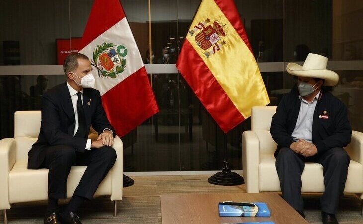 Pedro Castillo, en su toma de posesión como presidente de Perú, ante Felipe VI: "Hay que romper con símbolos coloniales"