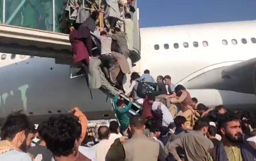 Al menos cinco muertos en el aeropuerto de Kabul tras los disparos en pleno caos por abandonar Afganistán