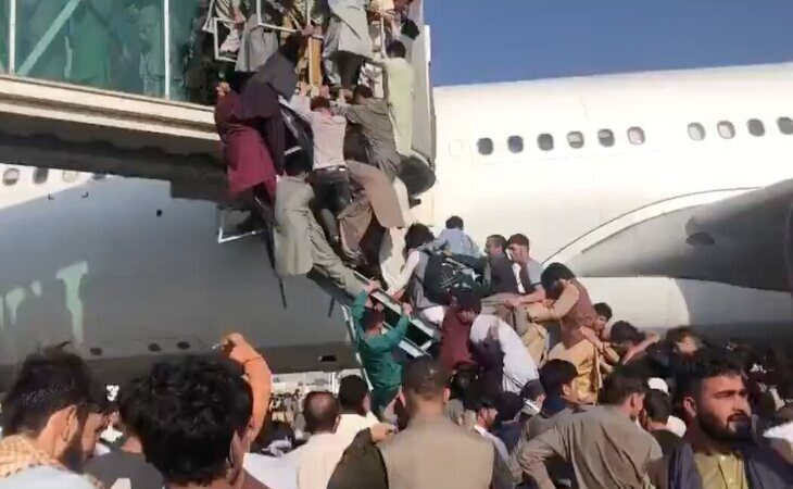 Al menos cinco muertos en el aeropuerto de Kabul tras los disparos en pleno caos por abandonar Afganistán