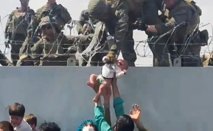 La imagen del drama en Afganistán: un bebé, entregado por sus padres a los militares en el muro del aeropuerto de Kabul
