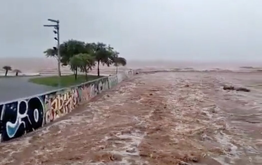 Una tromba de agua sobre Benicàssim (Castellón) inunda por completo calles y barrancos