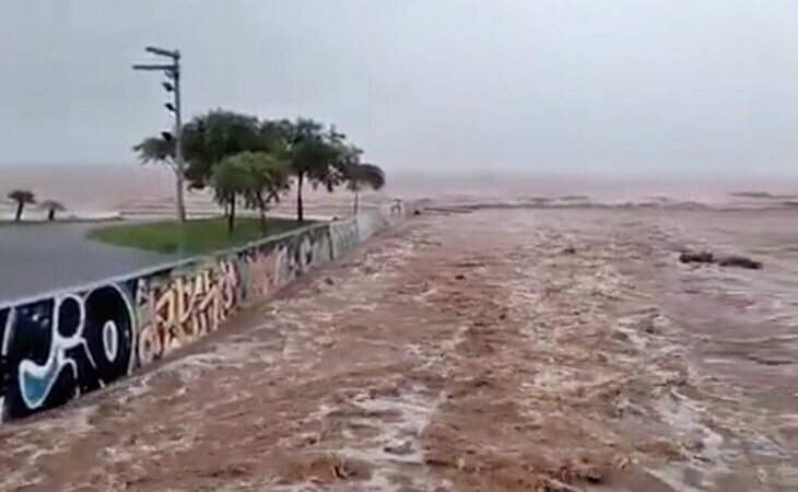 Una tromba de agua sobre Benicàssim (Castellón) inunda por completo calles y barrancos