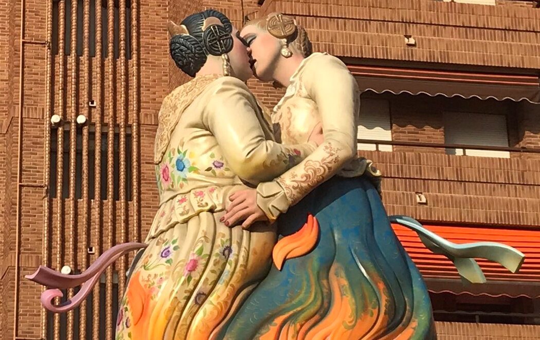 El beso lésbico de dos falleras, protagonista de las Fallas 2021