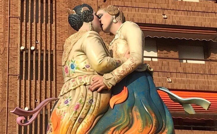 El beso lésbico de dos falleras, protagonista de las Fallas 2021