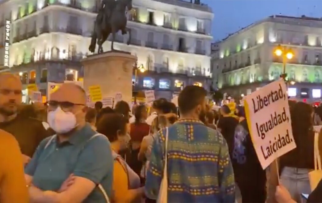 Multitudinaria manifestación en Sol contra las agresiones homófobas: "Ni una agresión más, ni una muerte más"