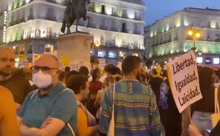 Multitudinaria manifestación en Sol contra las agresiones homófobas: "Ni una agresión más, ni una muerte más"