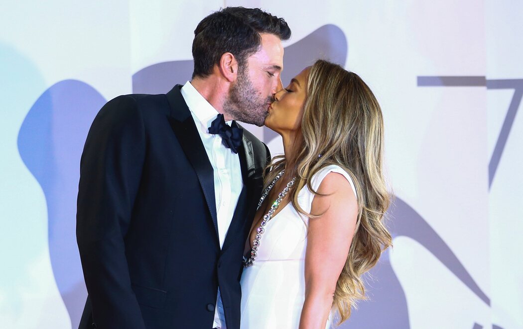 Ben Affleck y Jennifer Lopez acaparan toda la atención del Festival de Venecia con su beso en la alfombra roja