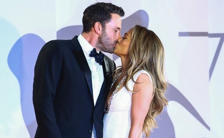 Ben Affleck y Jennifer Lopez acaparan toda la atención del Festival de Venecia con su beso en la alfombra roja