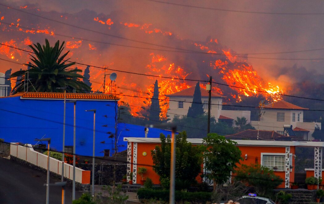 Erupción de La Palma: la lava ha arrasado más de 160 viviendas y se acerca a más núcleos urbanos tras emerger la décima boca eruptiva