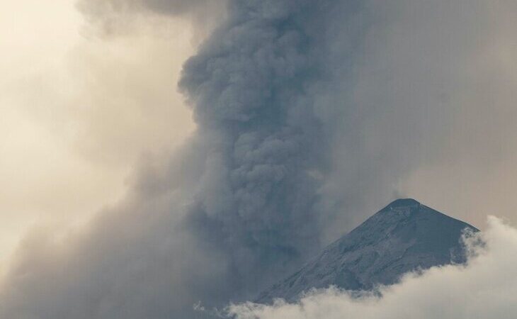 Entra en erupción el volcán de Fuego en Guatemala, el más activo de Centroamérica