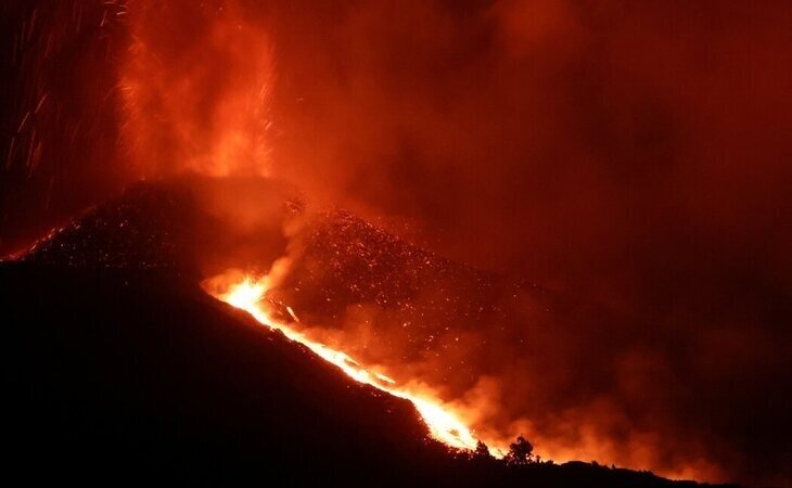 El volcán de La Palma entra en su fase más explosiva y abre dos nuevos bocas
