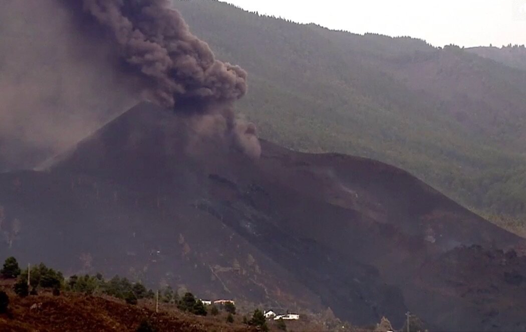 El volcán de La Palma se reactiva y vuelve a emitir lava y cenizas tras varias horas parado