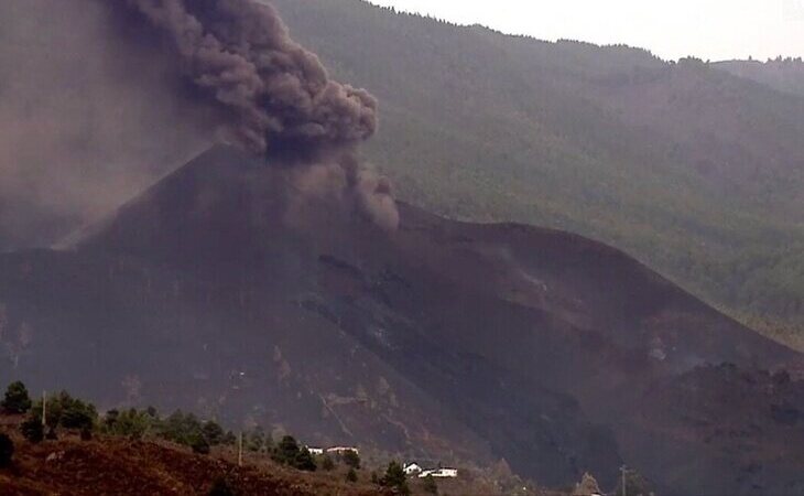 El volcán de La Palma se reactiva y vuelve a emitir lava y cenizas tras varias horas parado