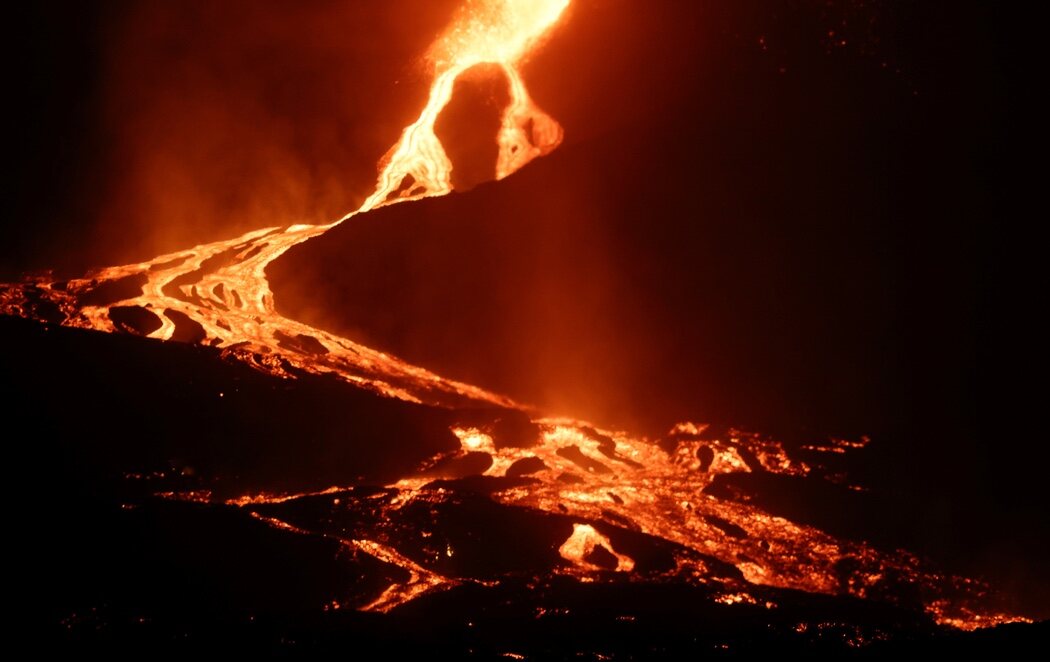 El volcán de La Palma entra en fase efusiva: lava de tipo hawaiano, más fluida y con mayor capacidad de movimiento