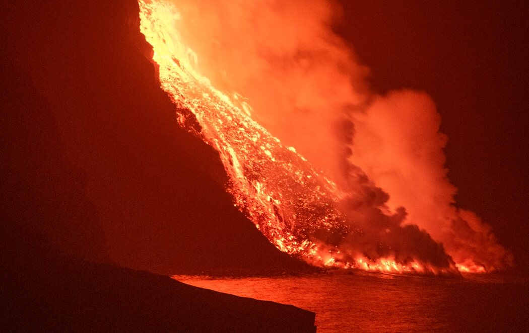 La lava del volcán llega al mar y crea un delta de 50 metros de altura