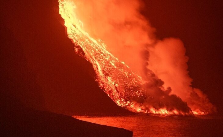 La lava del volcán llega al mar y crea un delta de 50 metros de altura