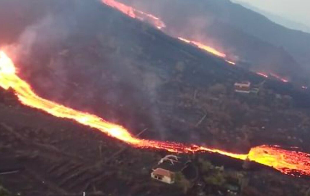 La erupción en la Palma origina una nueva boca y otra colada