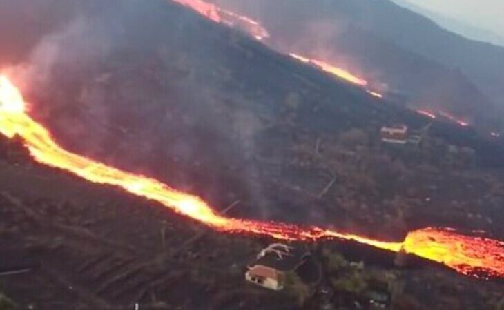 La erupción en la Palma origina una nueva boca y otra colada