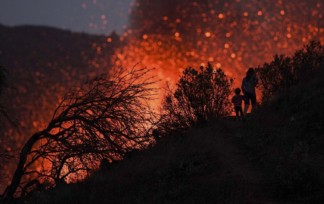 El volcán de La Palma aumenta de actividad explosiva, se rompe el cono y expulsa más lava