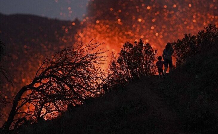 El volcán de La Palma aumenta de actividad explosiva, se rompe el cono y expulsa más lava