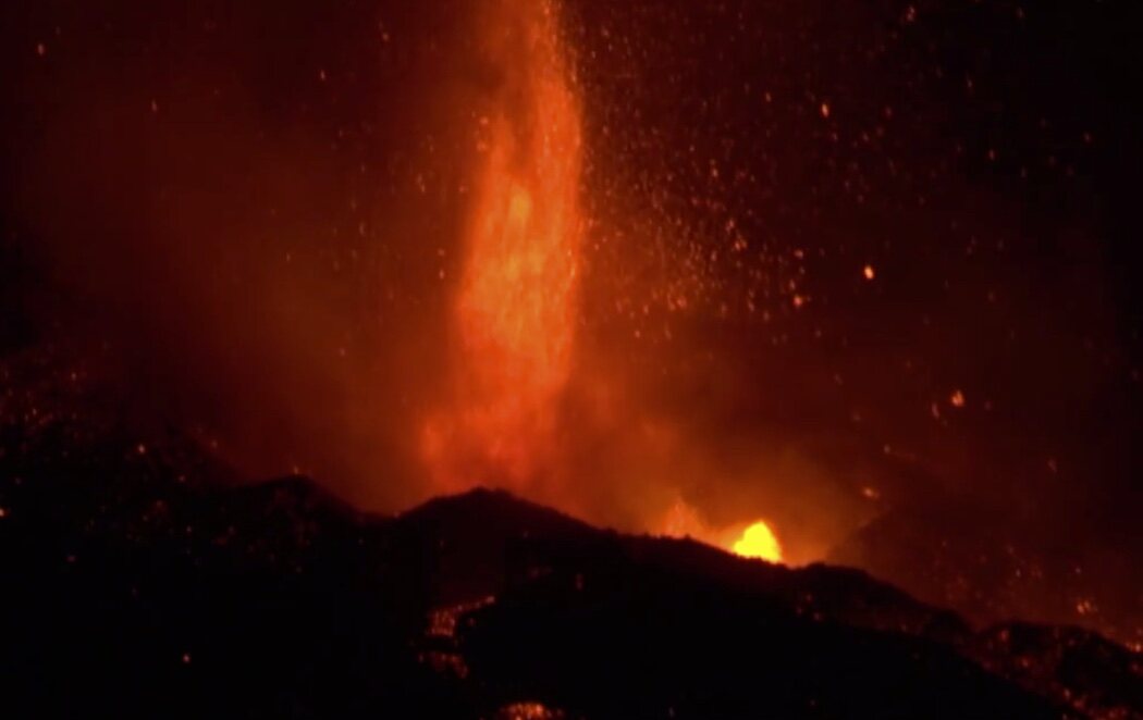 La colada de lava del volcán de La Palma alcanza la altura de un edificio de 25 plantas en algunas zonas