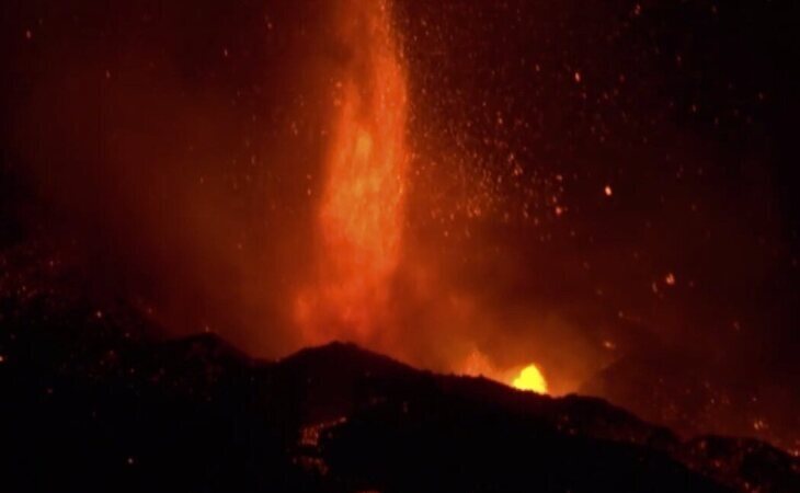 La colada de lava del volcán de La Palma alcanza la altura de un edificio de 25 plantas en algunas zonas