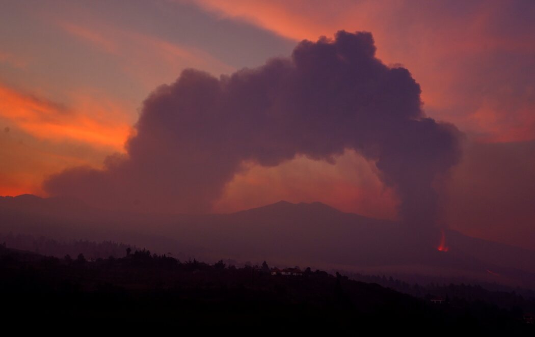 La actividad del volcán de La Palma se intensifica causando más destrucción