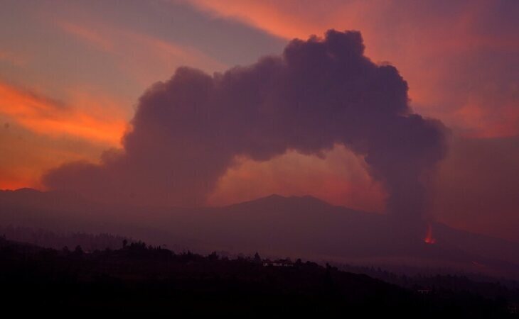 La actividad del volcán de La Palma se intensifica causando más destrucción