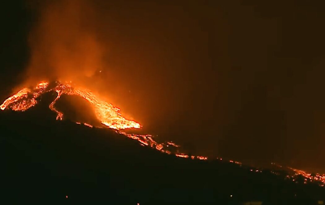 Derrumbe parcial de la cara norte del volcán de La Palma surgiendo una nueva colada en varias direcciones