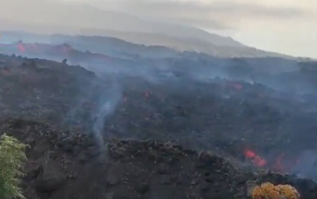 La nueva colada, de hasta 1.240 grados, destruye lo que quedaba en Todoque (La Palma)