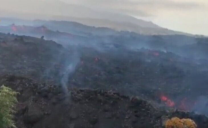 La nueva colada, de hasta 1.240 grados, destruye lo que quedaba en Todoque (La Palma)