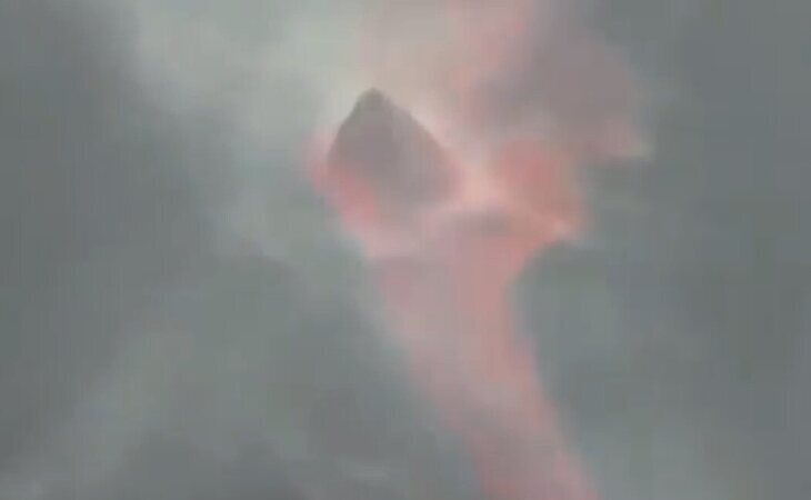El volcán de La Palma expulsa una roca del tamaño de una vivienda
