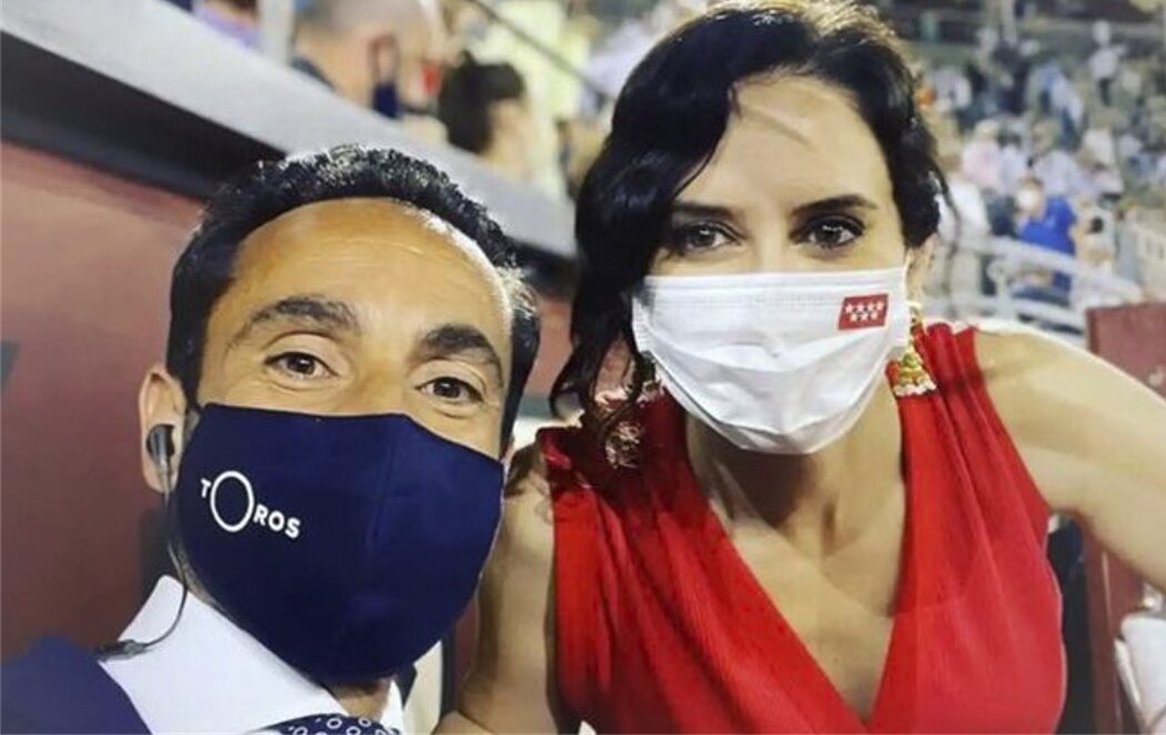 Instagram elimina una foto de Isabel Díaz Ayuso en una corrida de toros en Las Ventas "por violencia extrema"